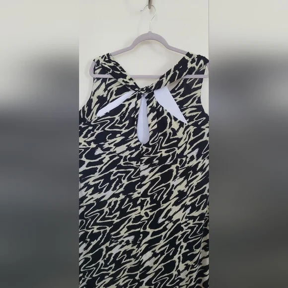 Chic Black and White Abstract Print Dress - Picture 7 of 16